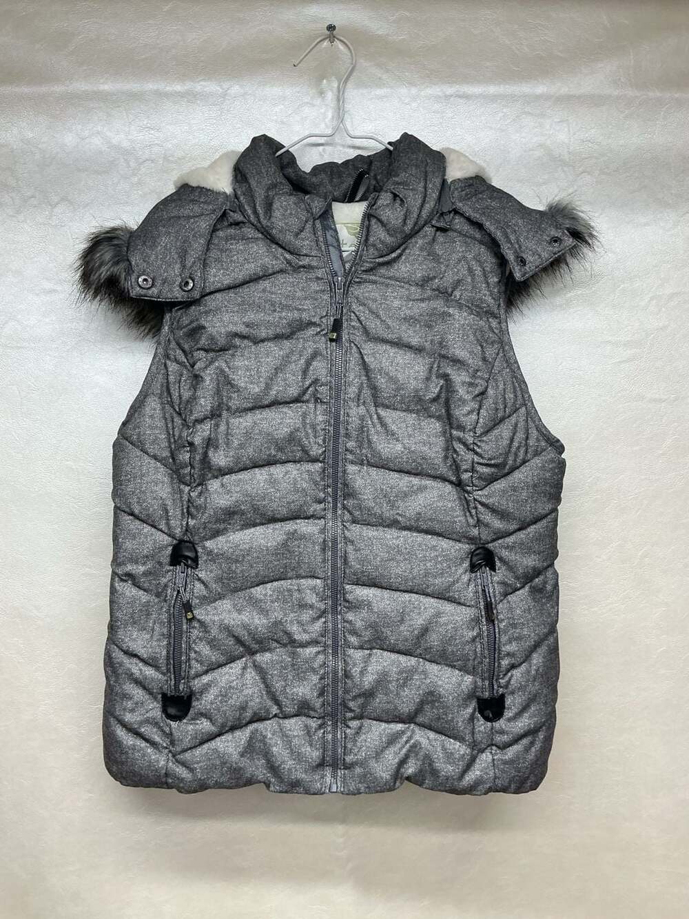 Green Tea Puffer Vest Size L Gray Faux Fur Hood